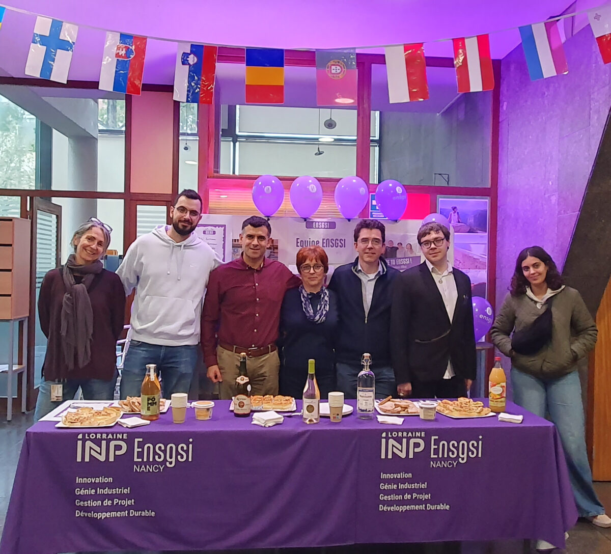 Soirée internationale ENSGSI : célébration de la diversité et des étudiants internationaux. Stand du personnel.