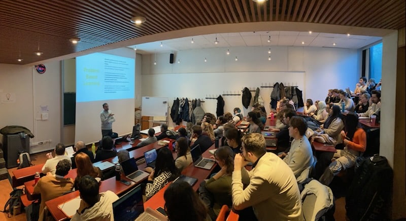 Un moment d’apprentissage lors d’un cours flash sur les énergies renouvelables, animé par des experts dans le cadre de l’Atelier Territoire Durable.