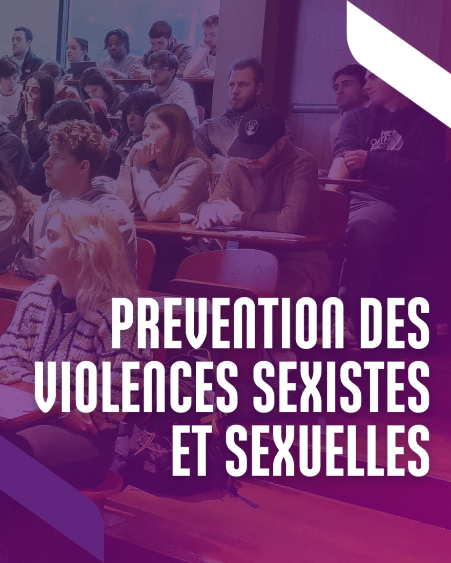 Deux comédiens de la troupe Co.Théâtre animent un atelier de sensibilisation aux violences sexistes et sexuelles devant des étudiants de l’ENSGSI.