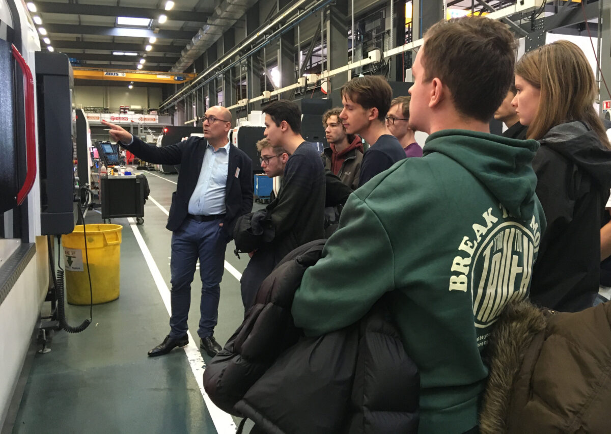 Étudiants ENSGSI et représentants Huron lors du moment de clôture et de remerciements.