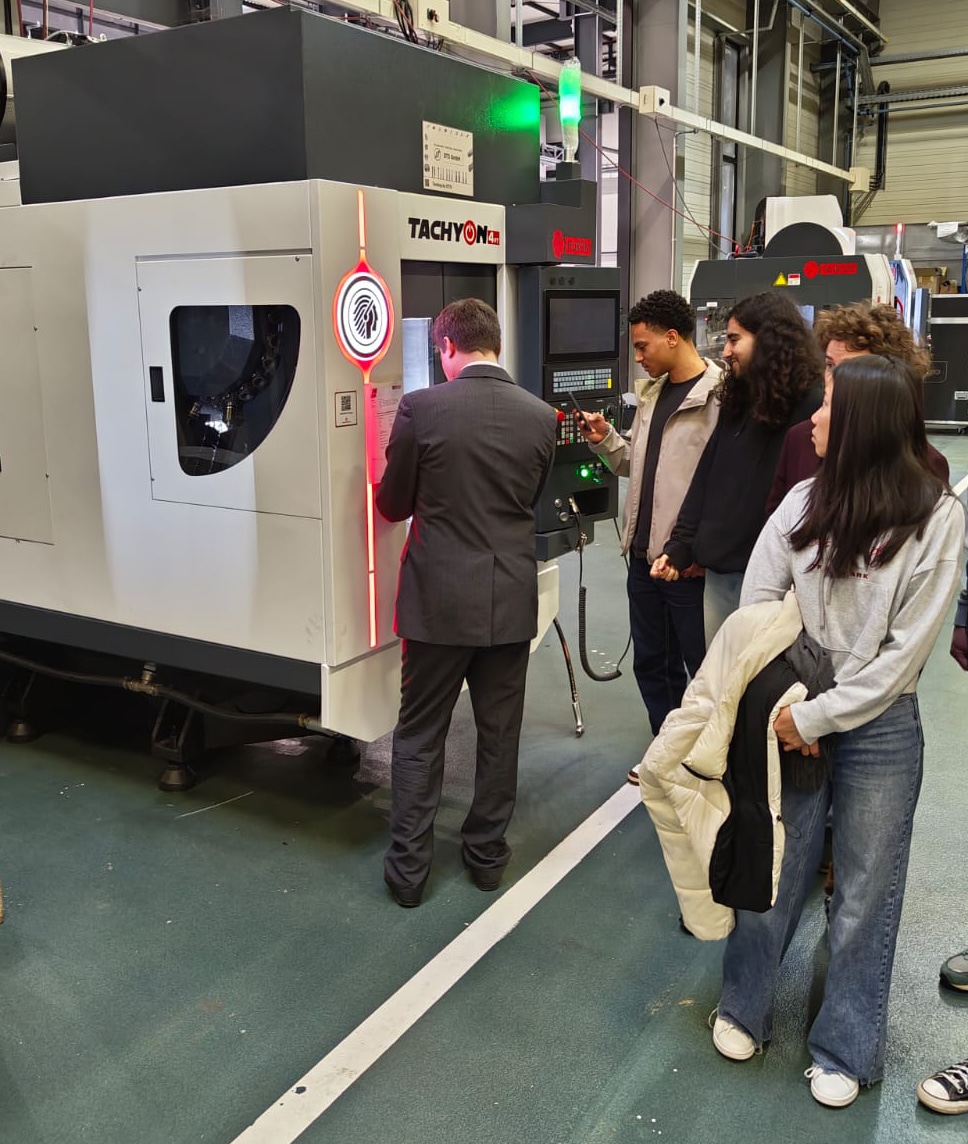 Étudiants de l’ENSGSI arrivant devant le site industriel Huron Graffenstaden.