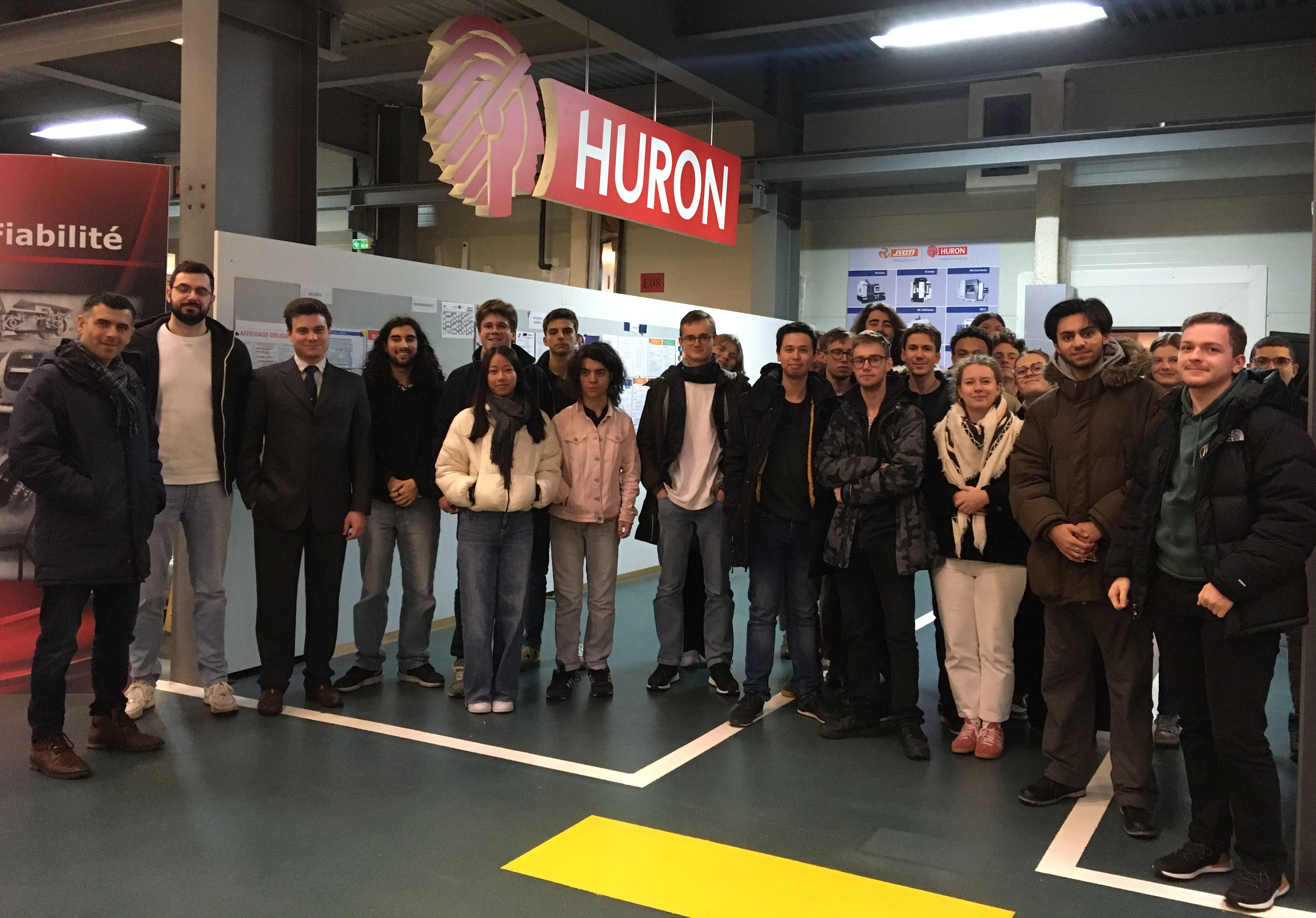 Photo de groupe des élèves ingénieurs ENSGSI dans l’atelier de production Huron.