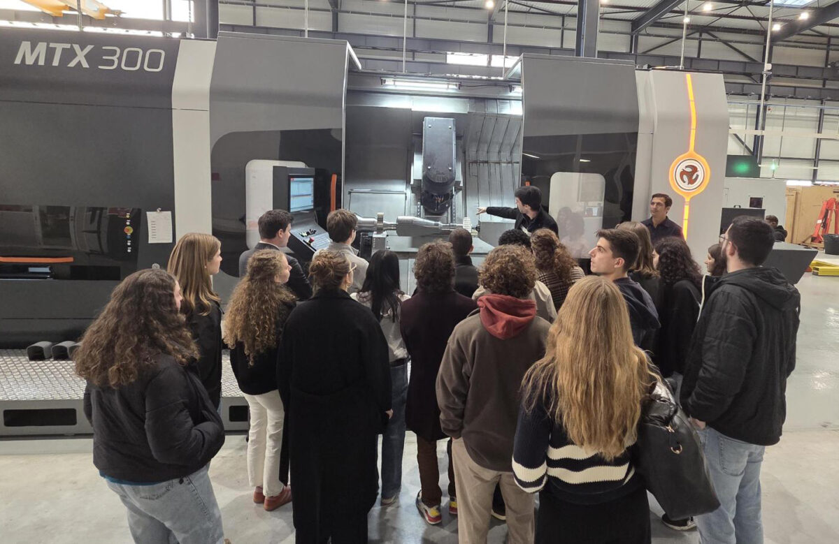 Étudiants de l’ENSGSI en discussion avec des ingénieurs Huron sur les métiers de l’ingénierie.