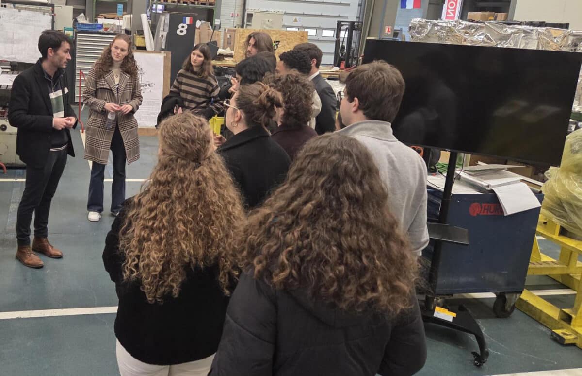 Groupe d’étudiants examinant un poste de contrôle qualité chez Huron.