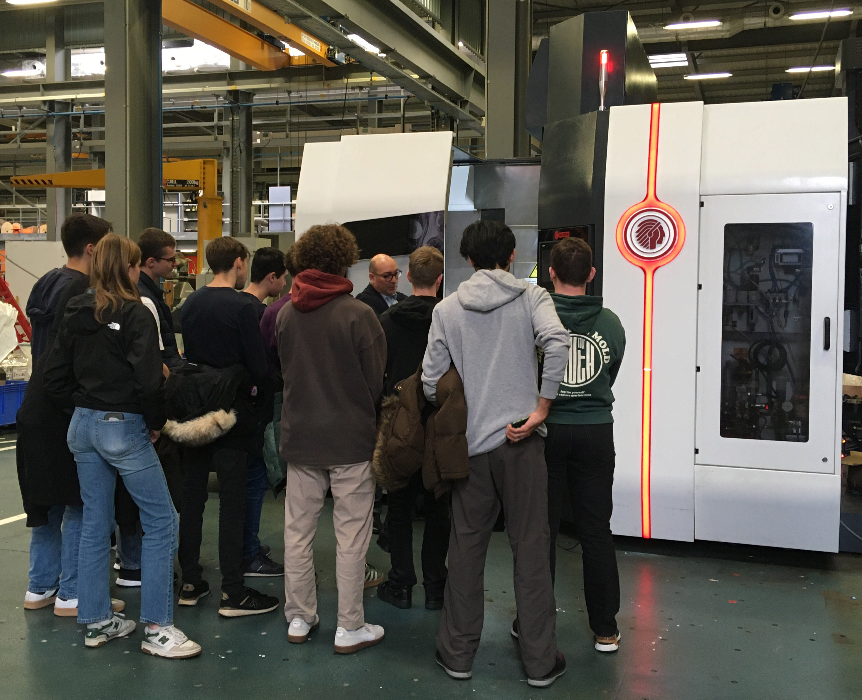 Étudiants discutant avec des experts Huron autour des technologies d’usinage et de l’industrie 4.0.