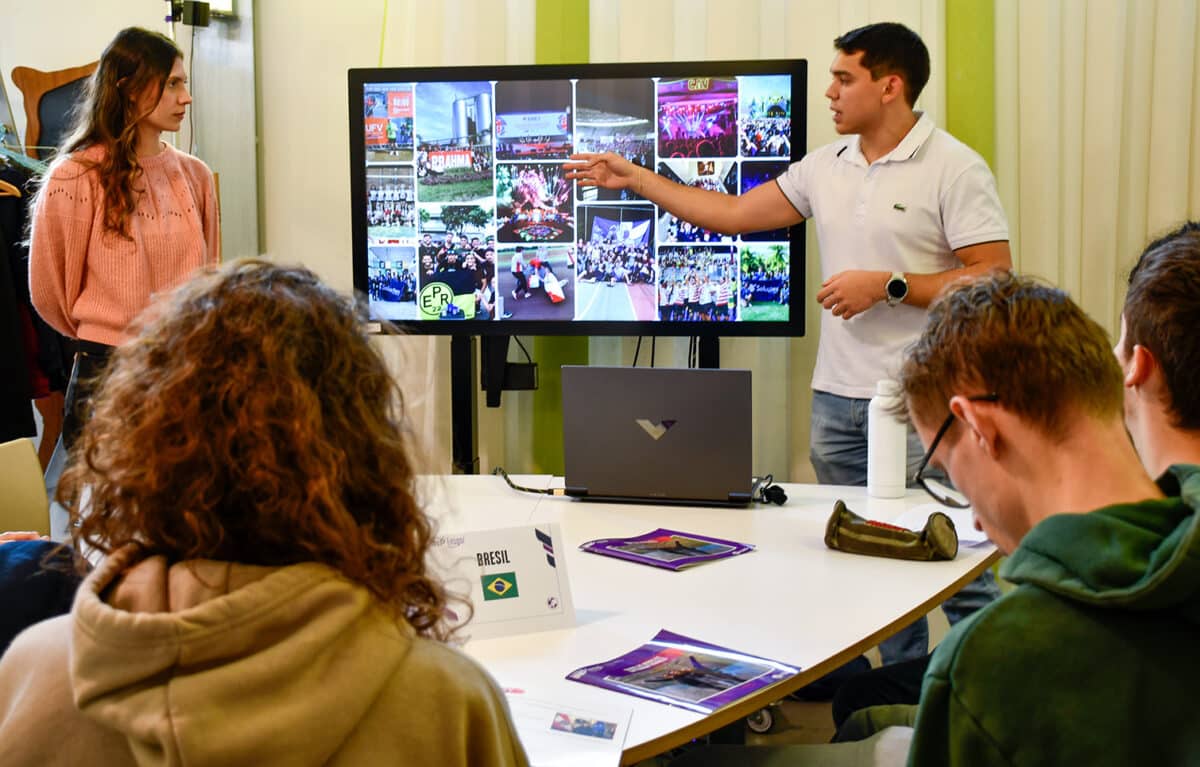 Accueil des étudiants au Forum International de l’ENSGSI