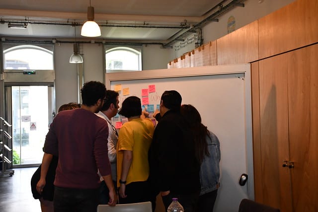 Équipe d’innovation collaborative travaillant sur un projet au sein du programme CLIP de l’ENSGSI, illustrant créativité, cohésion et démarche d’innovation.