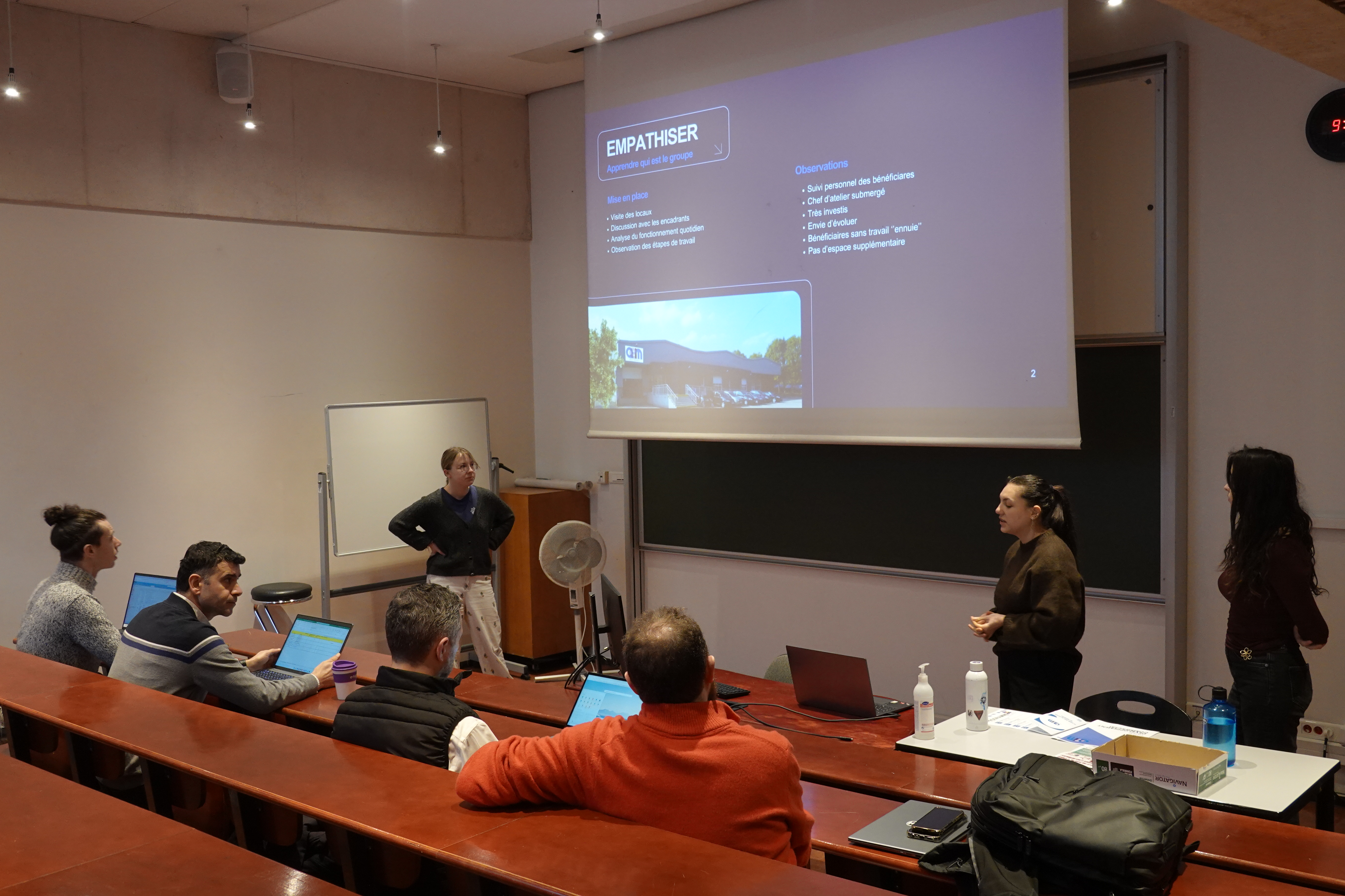 Étudiants du master IDEAS présentant leur projet de Design Thinking en amphithéâtre à l’ENSGSI