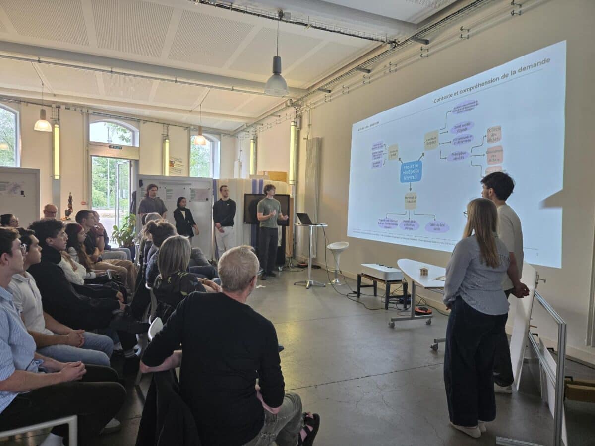 Discussion entre les étudiants du projet GAIA et les représentants du SICOVAD lors de la soutenance finale du projet.