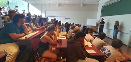 Étudiants de 1re année ingénieur présentant en amphithéâtre le résultat d’un travail collectif