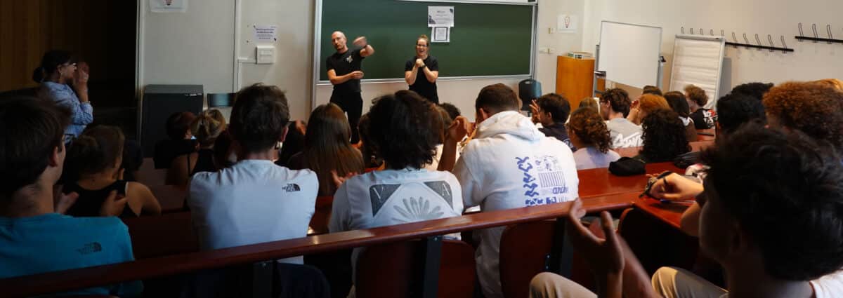 Étudiants de l’ENSGSI face aux comédiens lors d’une sensibilisation aux enjeux EDI