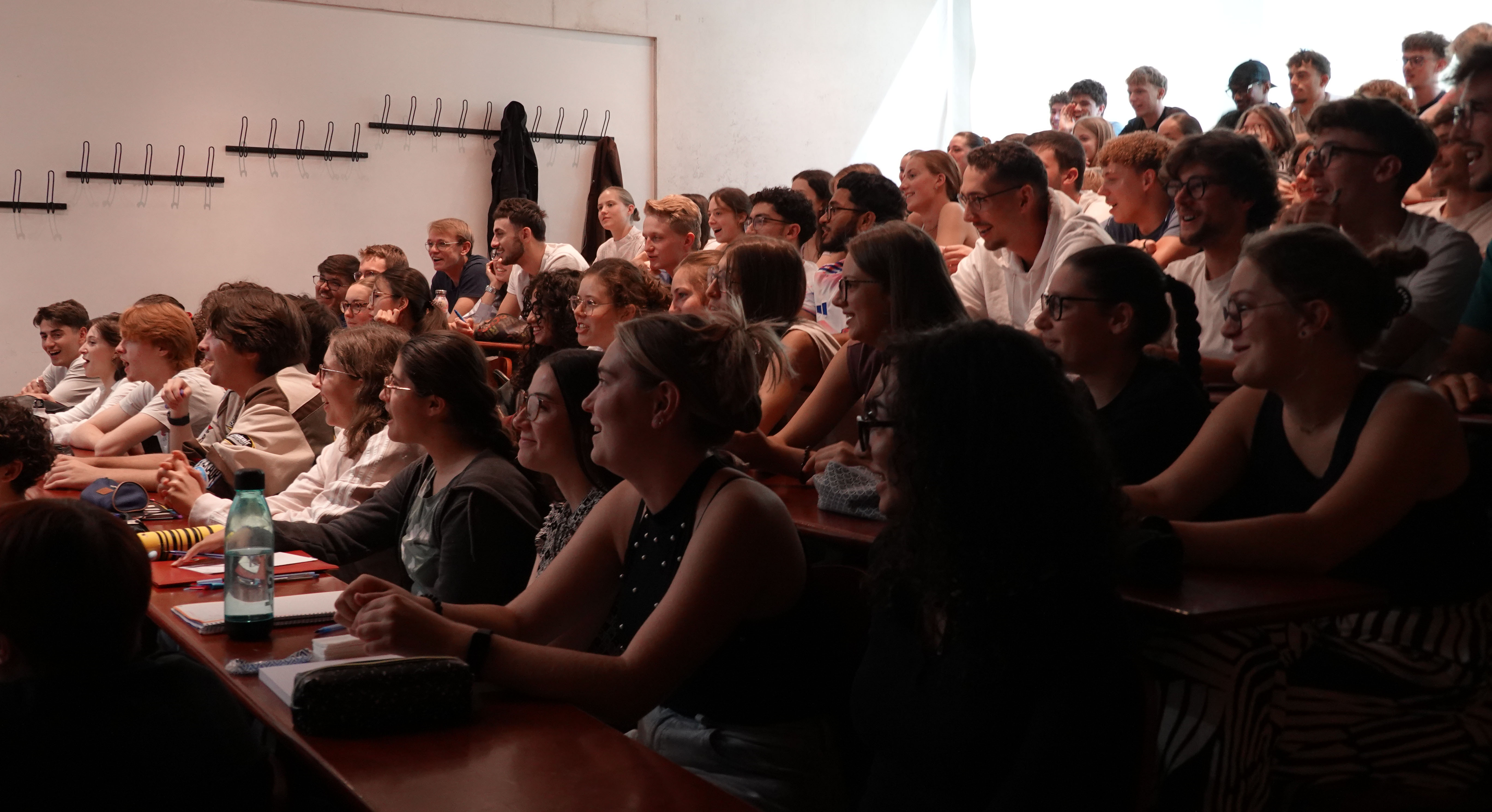 Étudiants de 1re année de l’ENSGSI souriants lors d’une sensibilisation EDI